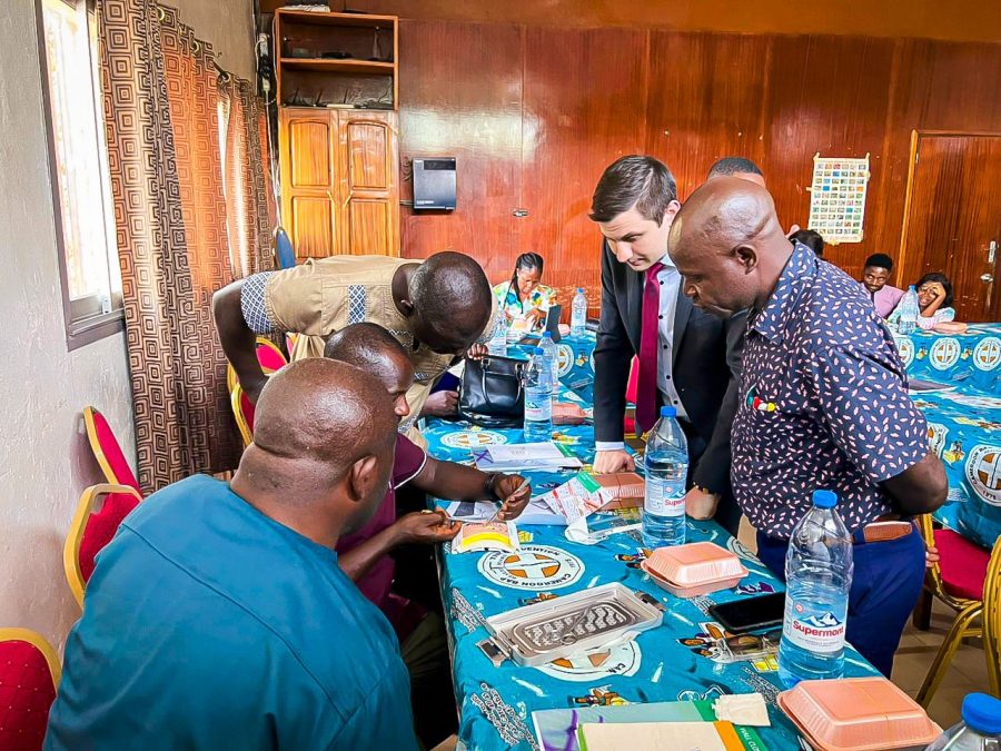 Équipe de CBC Health Services Mutengene avec les formateurs B. Braun et Gima-Bambot lors de la formation en suture chirurgicale